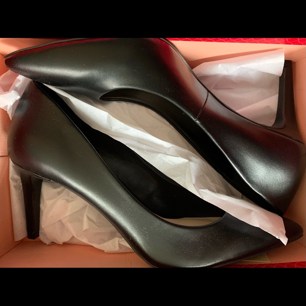 Kelly & Katie black pumps